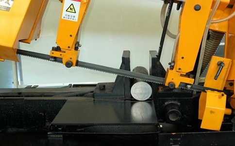 大竹数控带锯床自动送料精度会出现偏差吗？